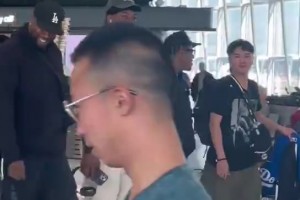 笑容极具防守！球迷在香港机场偶遇去成都的小卡！